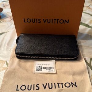 Louis Vuitton Noir Zippy Wallet with Silver Hardware
